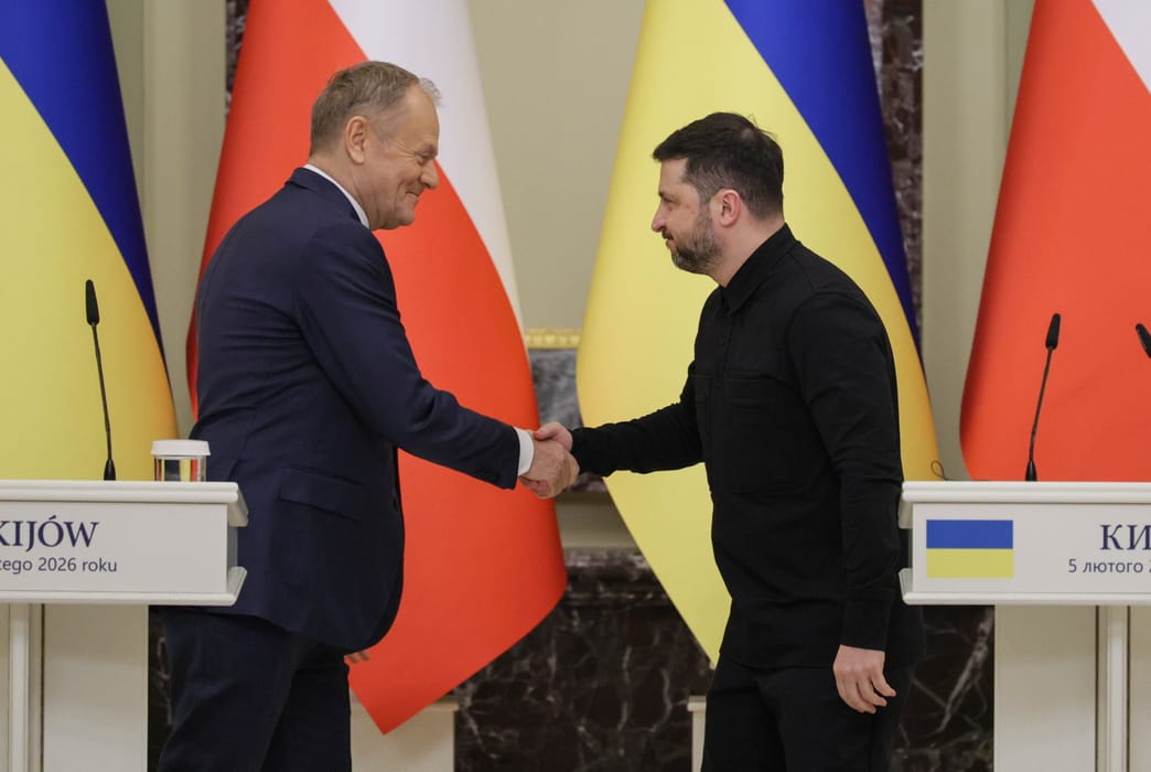 Premier Donald Tusk oraz prezydent Ukrainy Wołodymyr Zełenski podczas konferencji prasowej w Kijowie. (fot. PAP/Paweł Supernak)