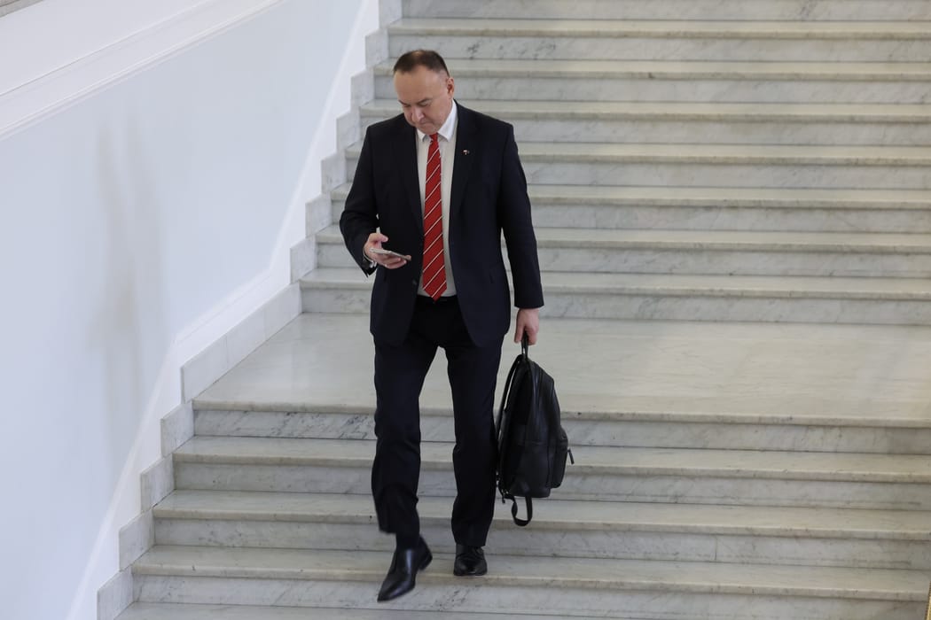 Michał Kobosko z Polski 2050 schodzi po sejmowych schodach