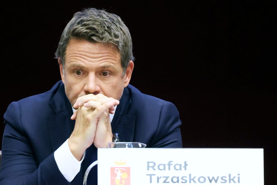 Rafał Trzaskowski z zatroskaną miną podczas nadzwyczajnej sesji Rady m.st. Warszawy