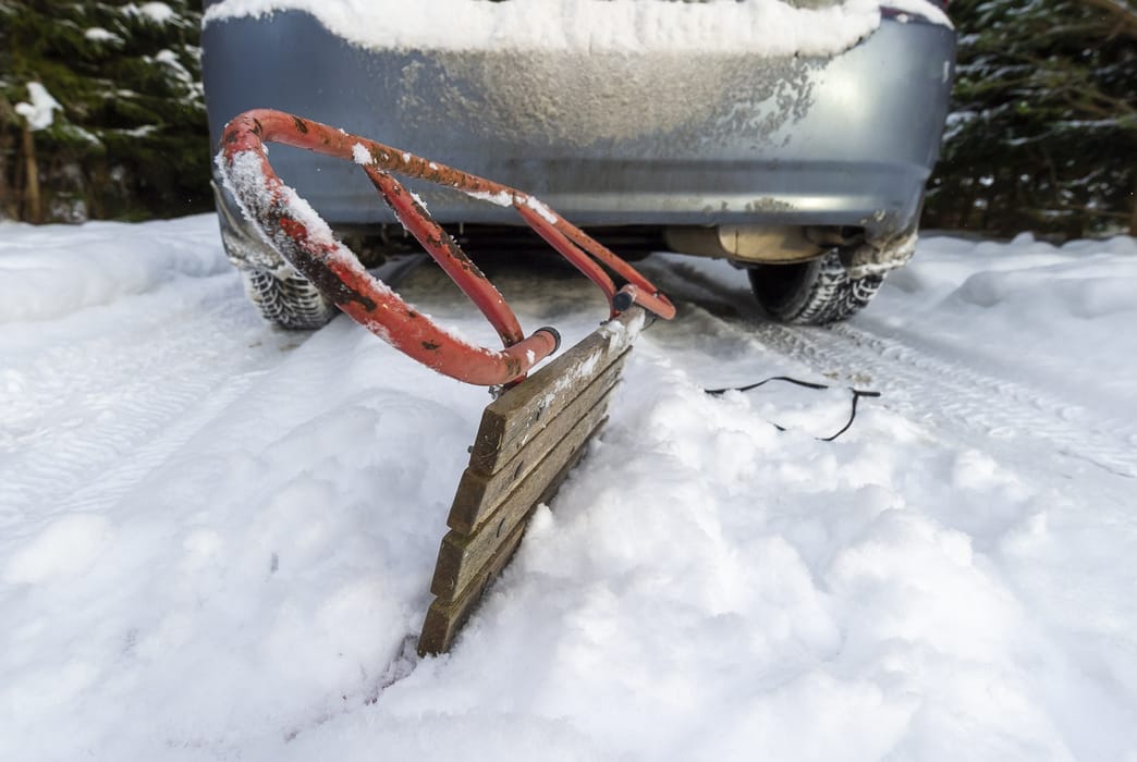 Zdjęcie ilustracyjne – sanki za samochodem.