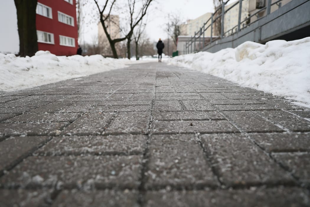 Gołoledź na chodniku (fot. Anita Walczewska/East News)