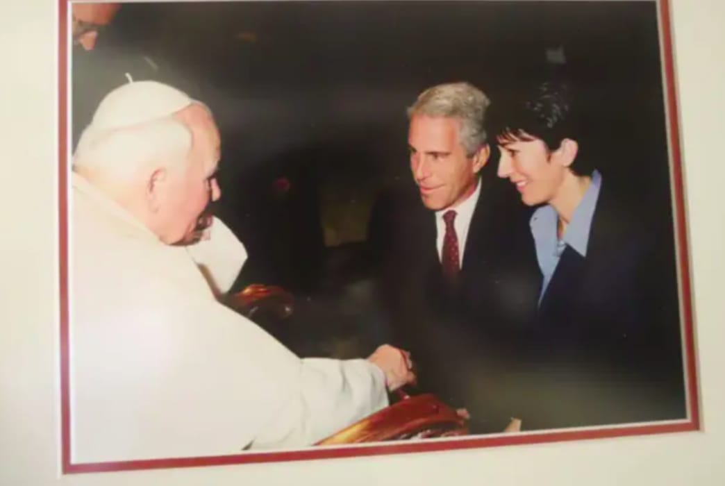 Jeffrey Epstein z partnerką podczas audiencji u Jana Pawła II. (fot. arch. Komitet Nadzoru i Reformy Rządu/ Kongres USA)