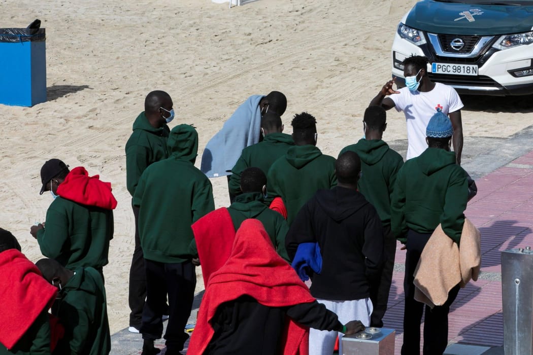 Migranci na hiszpańskiej plaży w 2021 r. Fot. PAP/EFE/Quique Curbelo