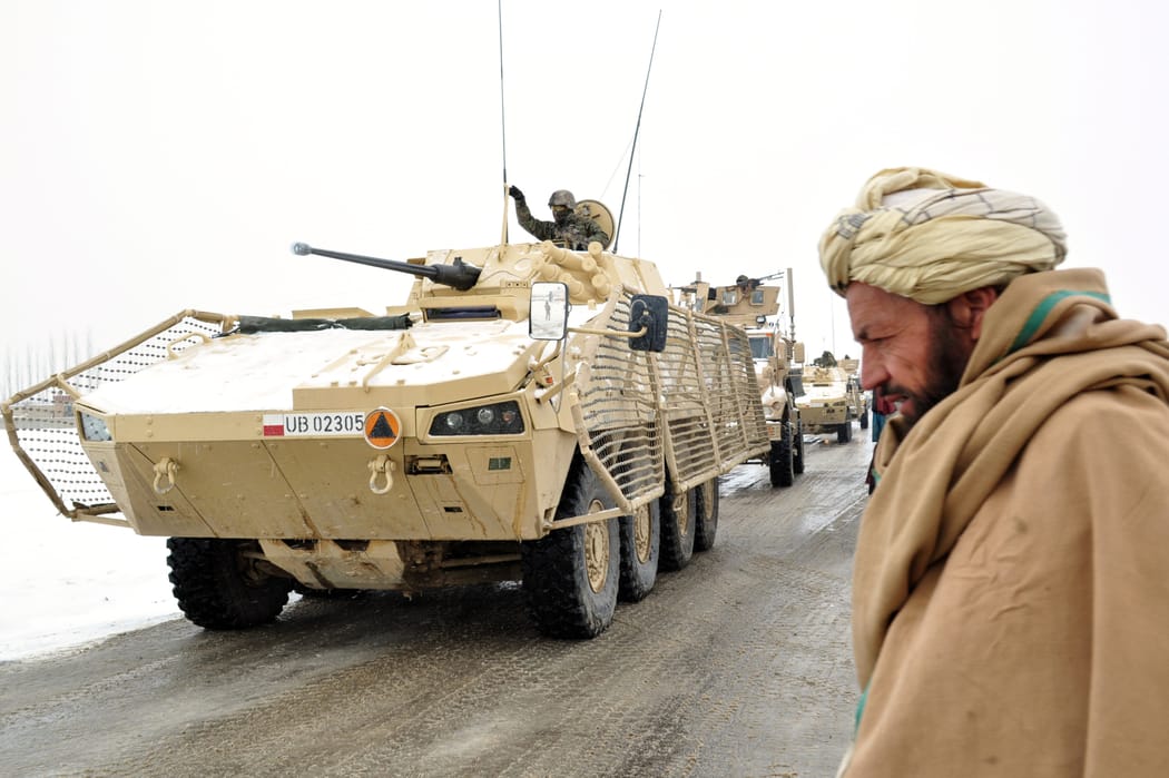 Polscy żołnierze podczas patrolu w Afganistanie w 2011 r.