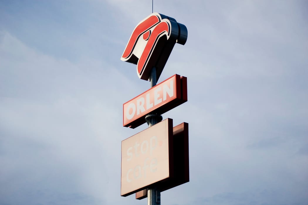 Kiedy spadki cen ropy naftowej mogą przełożyć się na niższe koszty tankowania na stacjach?