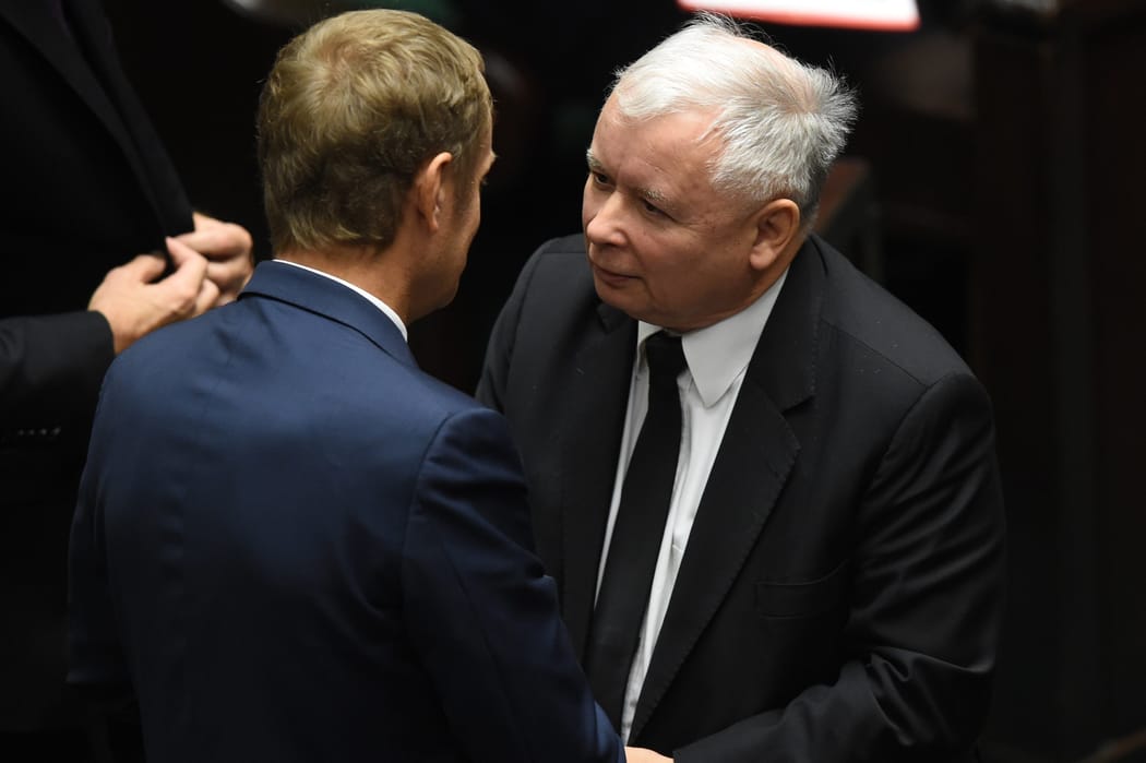 Stara melodia, nowa kampania. Tusk i Kaczyński jak inżynier Mamoń