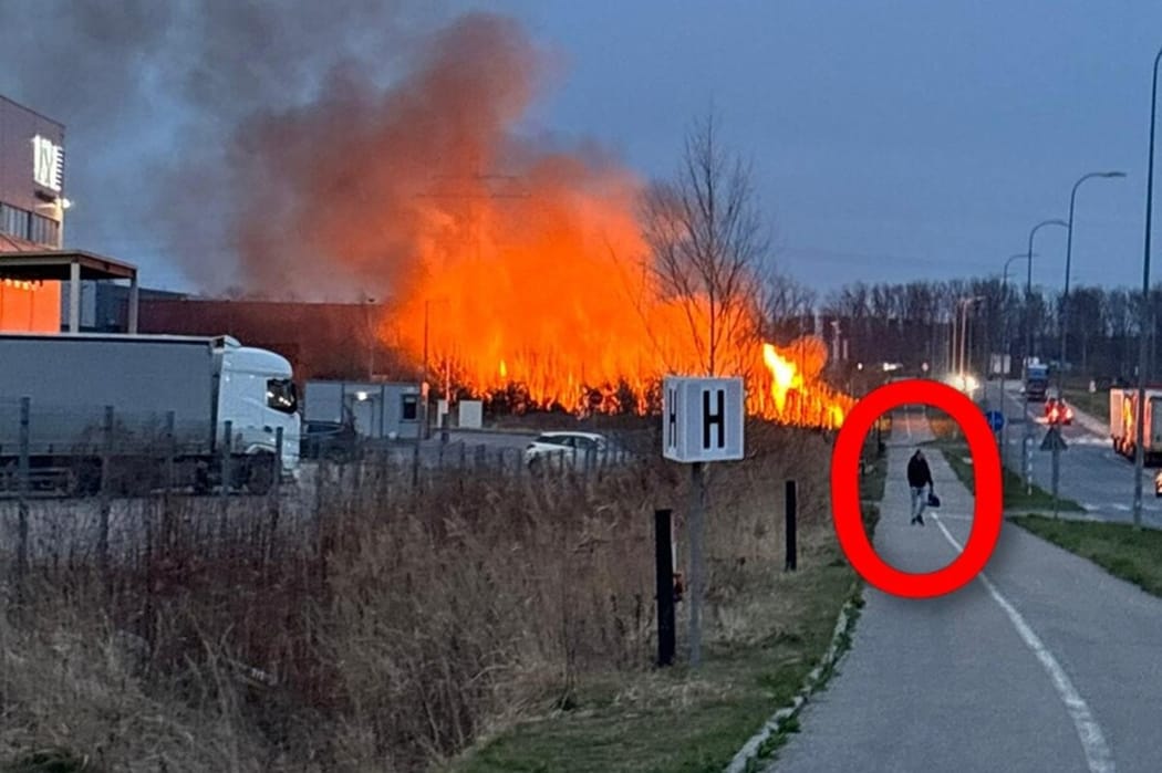 Policjanci z Zabrza poszukują mężczyzny, który podpalił pod koniec marca nieużytki.