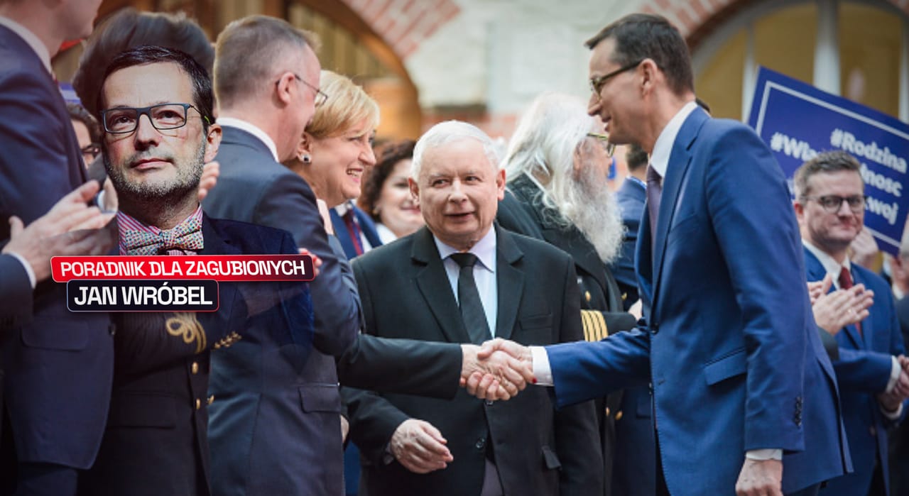 Jarosław Kaczyński ściska dłoń Mateusza Morawieckiego, obok grafika z podobizną Jana Wróbla i logo cyklu "Poradnik dla zagubionych"