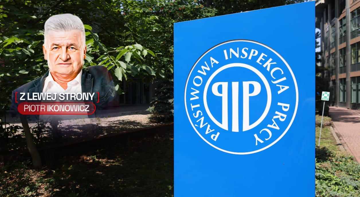 Niebieska tabliczka z logo i nazwą Państwowej Inspekcji Pracy przed siedzibą instytucji