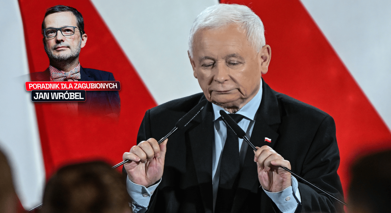 Jarosław Kaczyński przemawia na tle biało-czerwonych flag, obok grafika z podobizną Jana Wróbla i logo cyklu "Poradnik dla zagubionych"