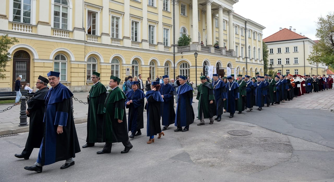 profesorowie i rektorzy w uroczystych togach akademickich idący w orszaku podczas inauguracji roku akademickiego