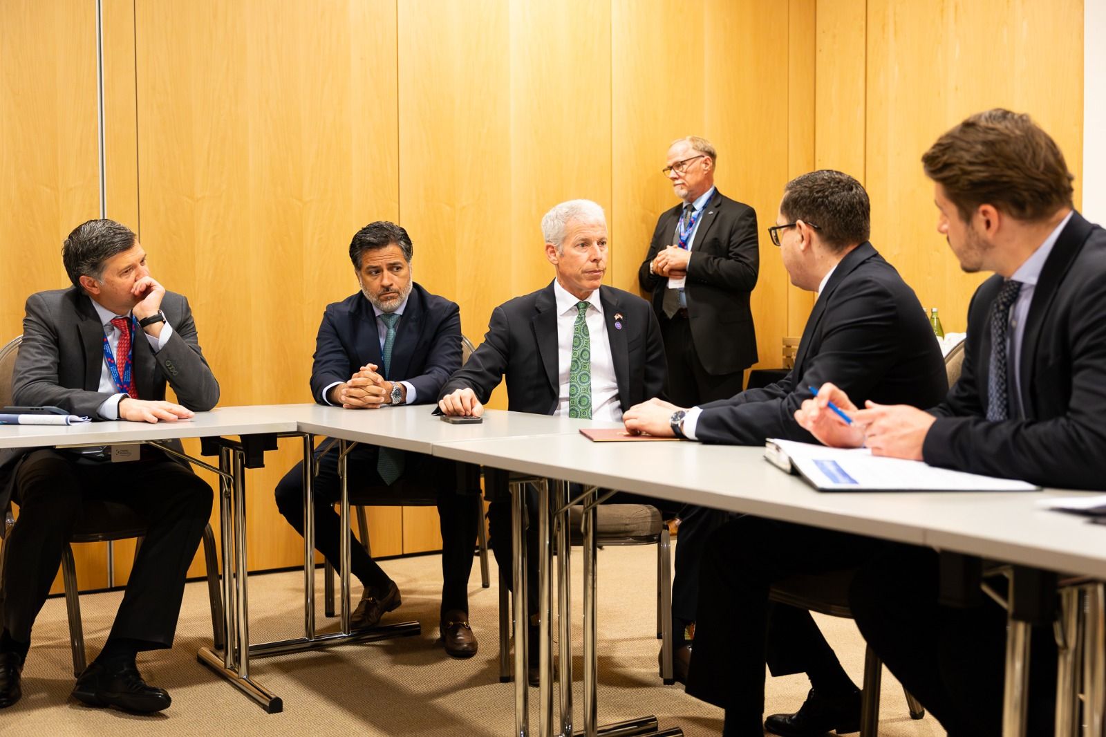 Sekretarz USA ds. energii, Chris Wright, i minister energii, Miłosz Motyka, podczas rozmów na Szczycie Trójmorza