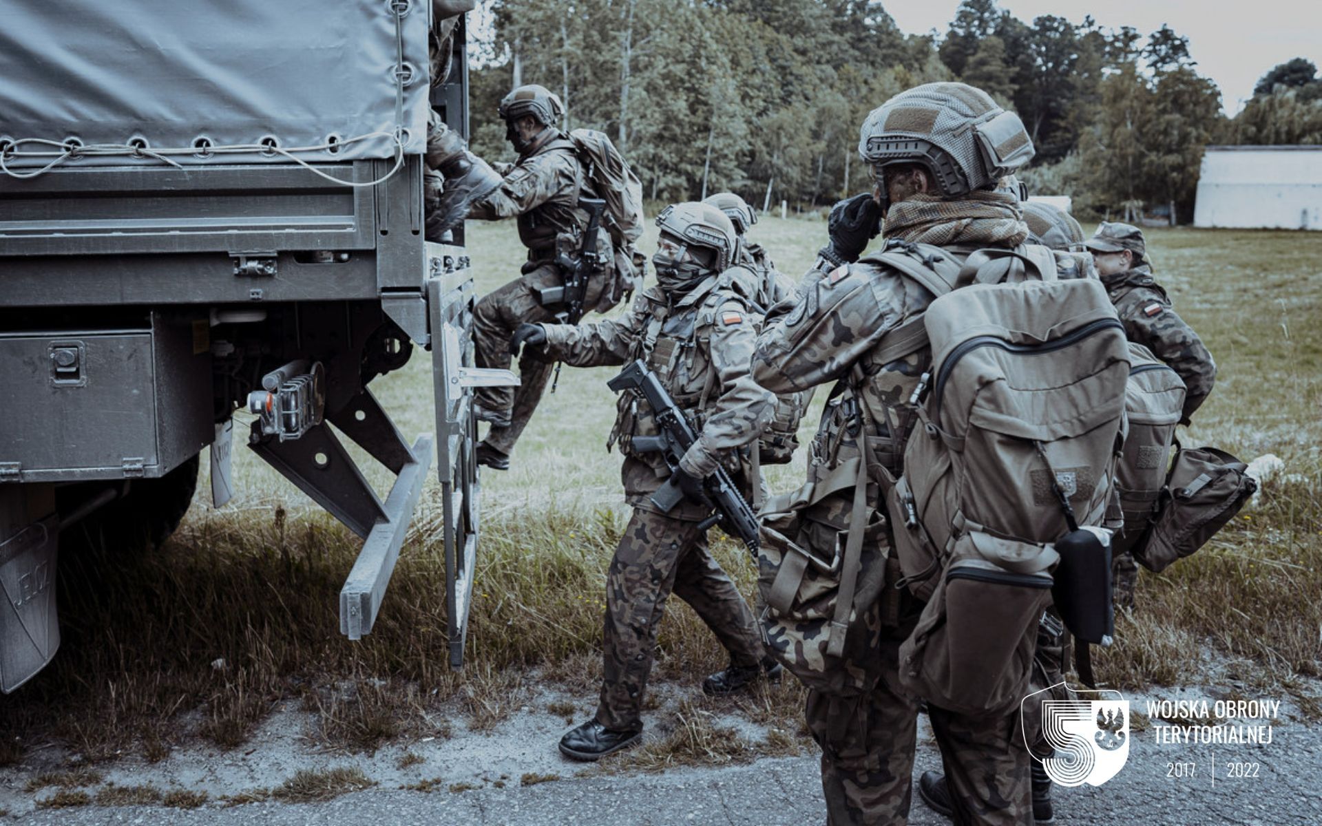 Żołnierze WOT wsiadający na pojazd typu STAR 266.