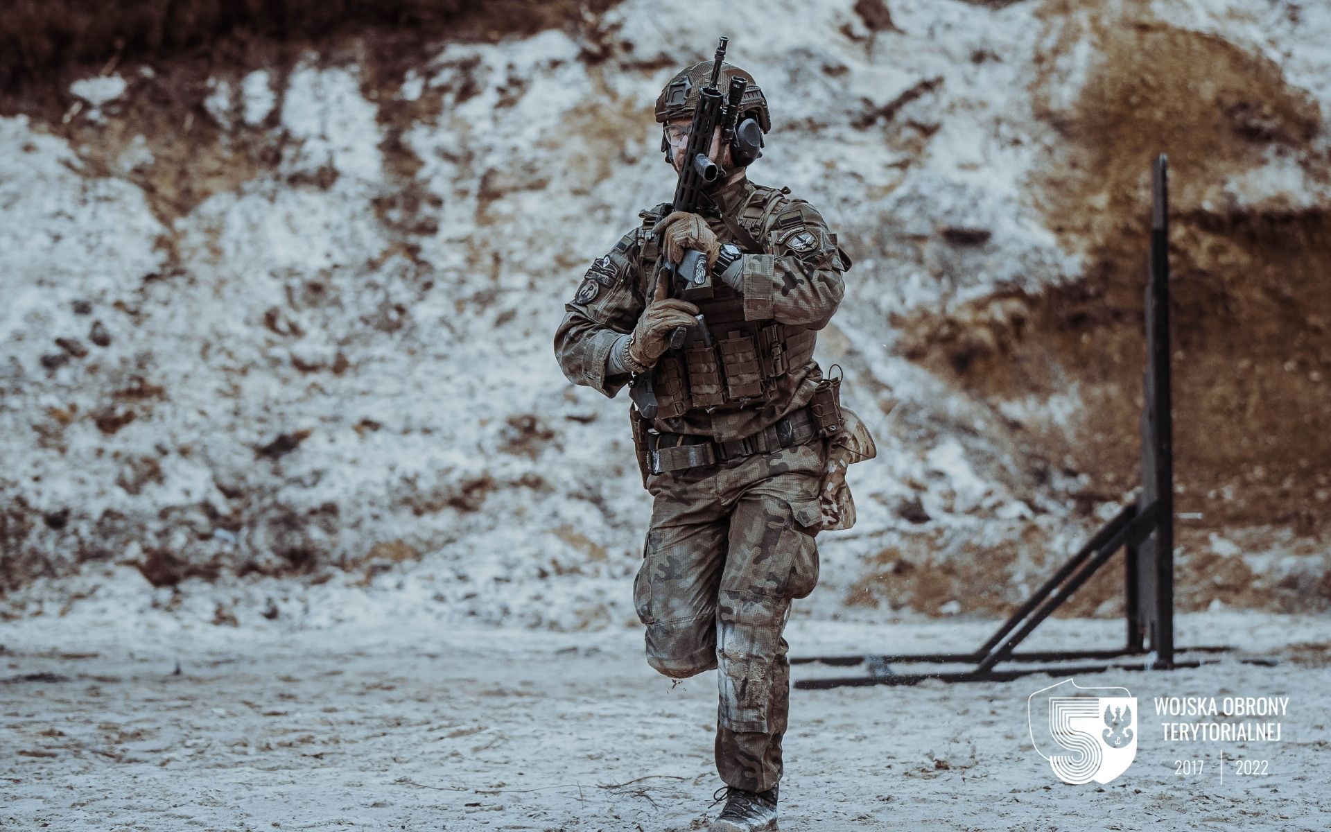 Żołnierz WOT w trakcie zajęć ze strzelania dynamicznego.