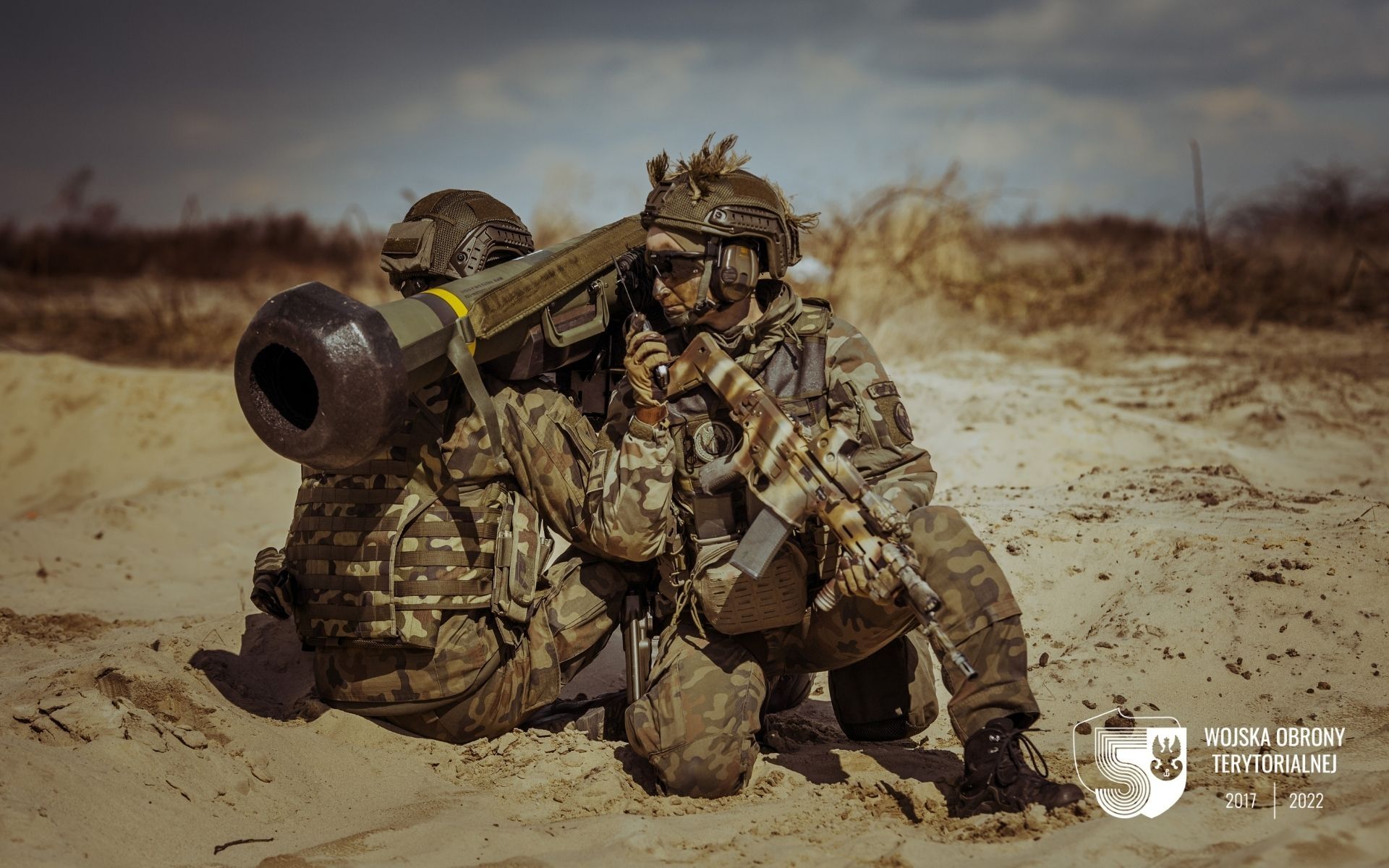 Dwaj żołnierze WOT z wyrzutnią kierowanych pocisków przeciwpancernych FGM-148 Javelin.