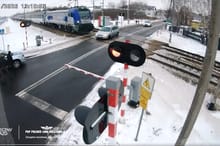 Pociąg rozbił mu samochód w drobny mak. Inny pociąg uznał, że trzeba jeszcze poprawić