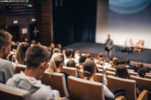 Dyplom w godzinę i "automatyzacja sprzedaży". Ostry raport o wrocławskiej uczelni