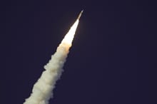 Start misji Artemis II na Księżyc nagrany z okna samolotu