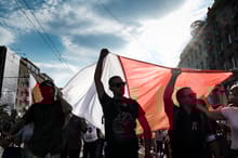 Najpełniej pamiętam gęstą, poruszającą i na chwilę jednoczącą naród ciszę