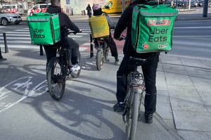 Nielegalne pojazdy opanowały drogi rowerowe w centrum Warszawy. W innych miastach nie jest lepiej