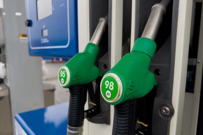 Zgodnie z obwieszczeniem Ministra Energii w piątek litr benzyny 95 ma kosztować nie więcej niż 6,19 zł, a benzyny 98 - 6,80 zł