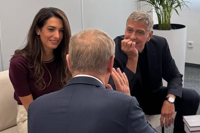 Premier Donald Tusk rozmawiał Amal Clooney i Georgem Clooneyem.