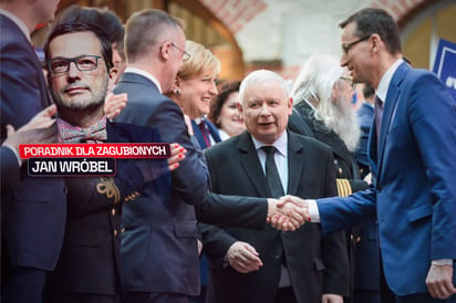 Jarosław Kaczyński ściska dłoń Mateusza Morawieckiego, obok grafika z podobizną Jana Wróbla i logo cyklu "Poradnik dla zagubionych"