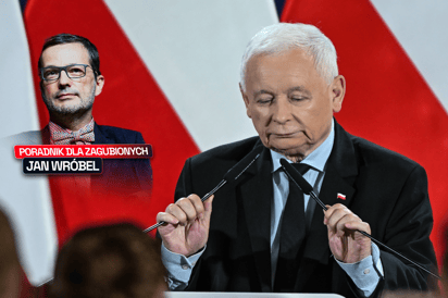 Jarosław Kaczyński przemawia na tle biało-czerwonych flag, obok grafika z podobizną Jana Wróbla i logo cyklu "Poradnik dla zagubionych"