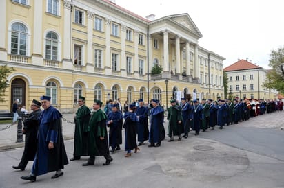 profesorowie i rektorzy w uroczystych togach akademickich idący w orszaku podczas inauguracji roku akademickiego