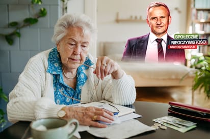 starsza kobieta w domu przeglądająca rachunki i pieniądze rozłożone na stole