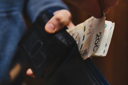 Przeciętne wynagrodzenie w Polsce spadło o 3,45 proc. w II kwartale br. w porównaniu z poprzednim kwartałem
