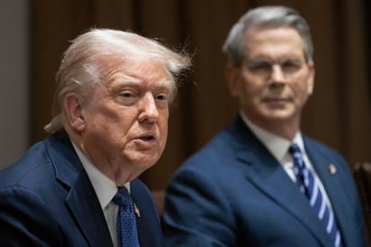 Donald Trump i Scott Bessent zapowiadają gospodarzą izolację Iranu