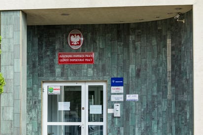 Państwowa Inspekcja Pracy od 8 lipca wydała 121 poleceń potwierdzających zatrudnienie na podstawie umowy o pracę