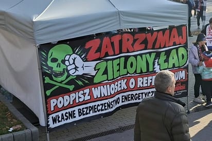 Związkowcy zbierali podpisy ws. referendum przeciwko Zielonemu Ładowi przed meczem Górnika Zabrze z Piastem Gliwice