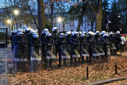 Policja przed budynkiem Trybunału Konstytucyjnego w Warszawie 31 października 2026 r.