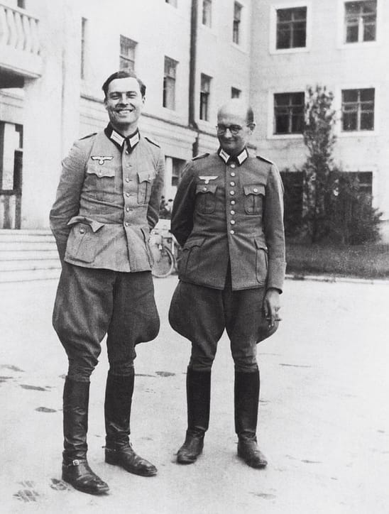 Claus von Stauffenberg i Albrecht Mertz von Quirnheim w mundurach Wehrmachtu