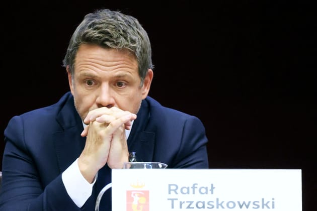 Rafał Trzaskowski z zatroskaną miną podczas nadzwyczajnej sesji Rady m.st. Warszawy
