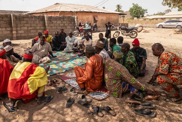 Mieszkańcy wioski ze stanu Kwara, którym udało się uciec przed masakrą. (fot. LIGHT ORIYE TAMUNOTONYE/AFP/East News)