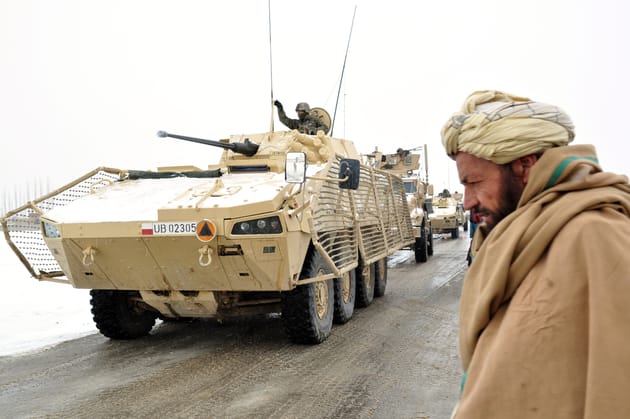 Polscy żołnierze podczas patrolu w Afganistanie w 2011 r.