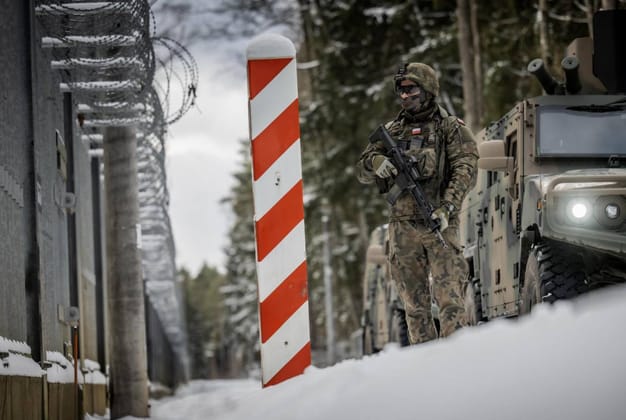 Polski żołnierz patrolujący granicę z Białorusią. (fot. DORSZ)