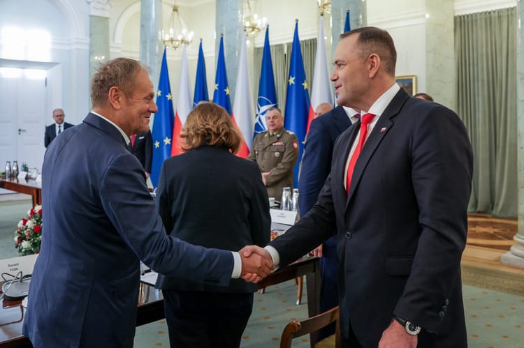 Prezydent Karol Nawrocki witający Donalda Tuska na posiedzeniu Rady Bezpieczeństwa Narodowego. (fot. arch. KPRP/Mikołaj Bujak)
