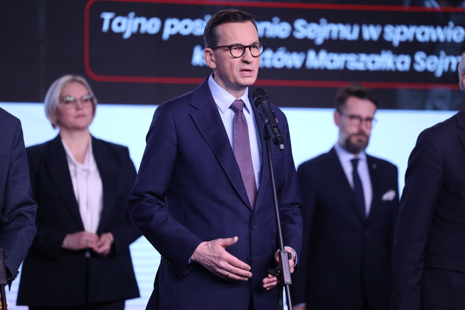 „Bardzo dobrze, niech opuszcza”. Reakcje po informacjach o Morawieckim