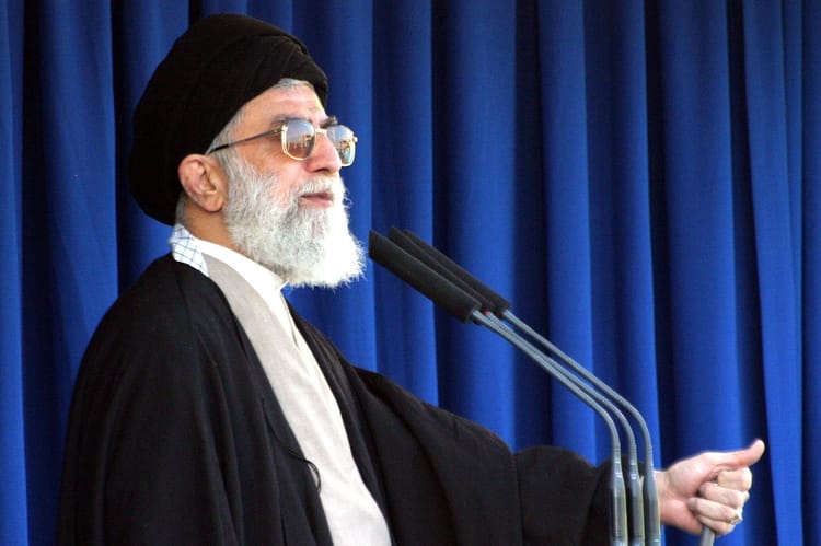 Według irańskich mediów w nalotach zginęła także rodzina Chameneiego.