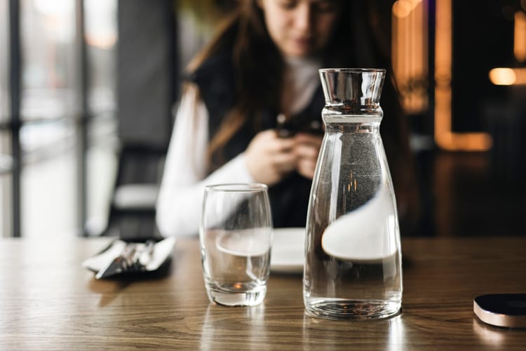 Darmowa woda w restauracji.