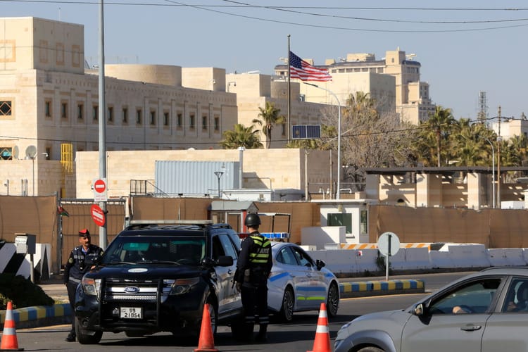 Policyjne kontrole bezpieczeństwa w pobliżu ambasady Stanów Zjednoczonych w Ammanie w Jordanii.