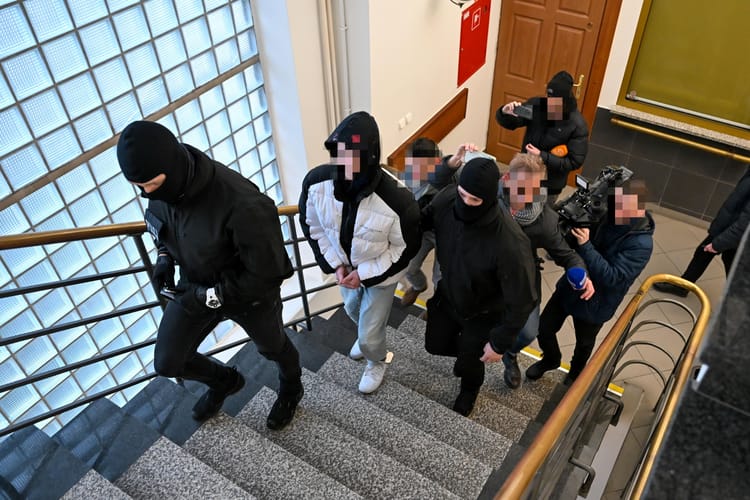 4 grudnia 2025 r. Oskarżony Alan G. doprowadzany do Sądu Rejonowego w Słupsku.