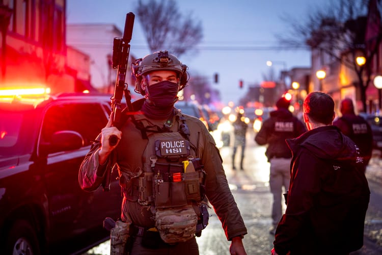 Funkcjonariusz Homeland Security Investigations (HSI) podczas operacji w Minneapolis, 6 stycznia 2026 r.