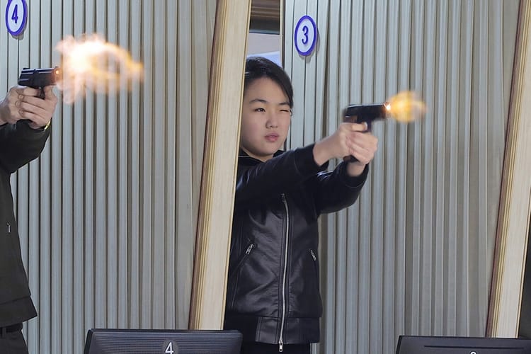 Kim Dzong Un znów pokazuje córkę. Czarne kurtki, strzelnica i symbole władzy.