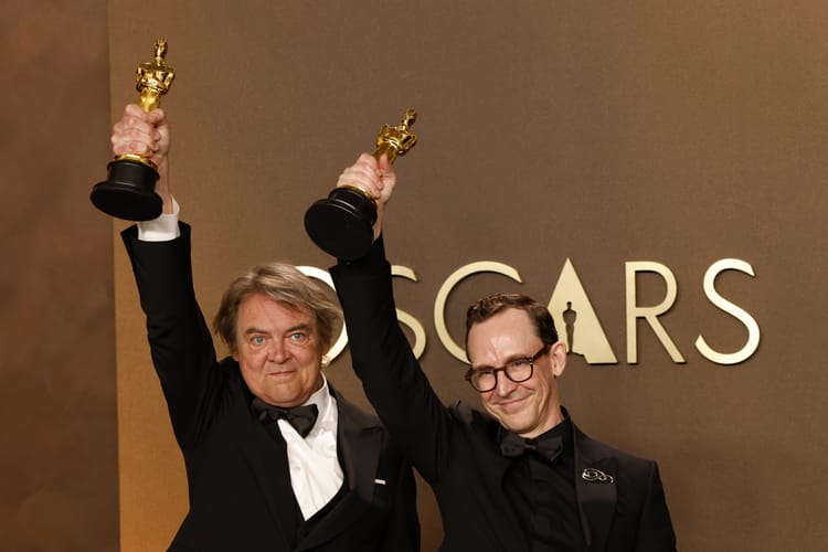 Maciek Szczerbowski z Oscarem.