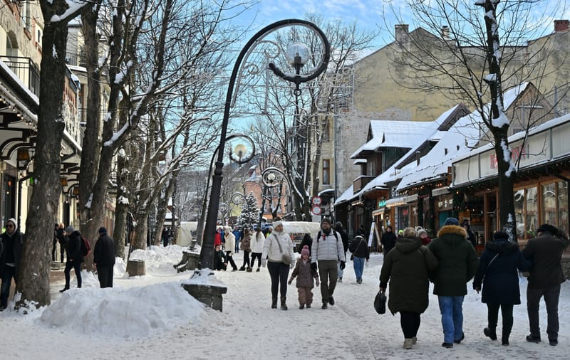 Turyści na Krupówkach. (fot. Pawel Murzyn/East News)